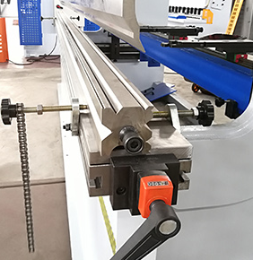 Manual compensation workbench
